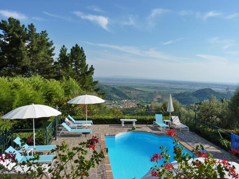 Agriturismo met zwembad, prachtig uitzicht en een dorpje met winkel en restaurant op loopafstand. Prachtig gelegen tussen de kust en de stad Lucca. te huur via Italian Residence italie