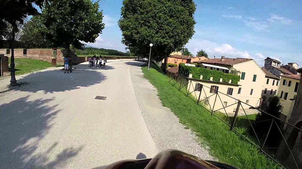Fietsen over de standmuur van Lucca in Italie met Italian Residence
