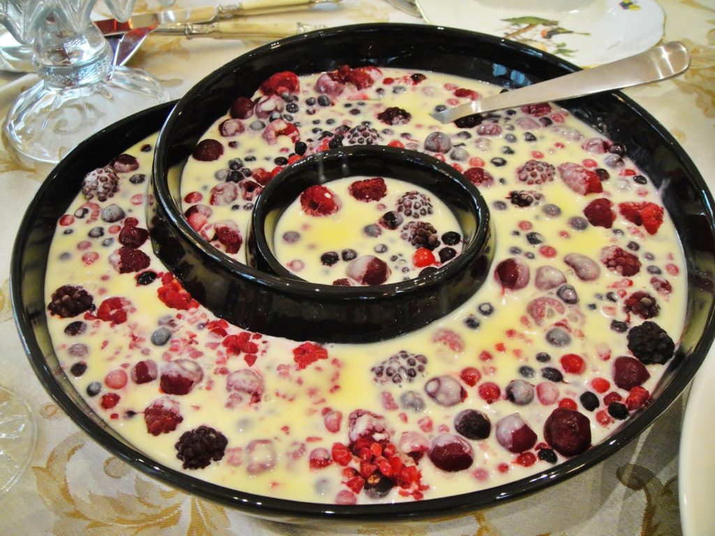 Italiaans kerstdiner de smaak van italian residence Bevroren fruit met warmte witte chocolade dolci nagerecht
Italian Residence