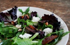 Salade met dadels en geitenkaas
