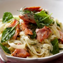 Tagliatelle met gerookte zalm in vermouth saus