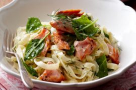 Tagliatelle met gerookte zalm in vermouth saus