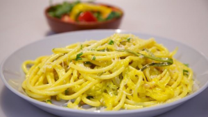 Saffraan Bucatine met courgette en gorgonzola van de Smaak van Italian Recidence vakantiehuizen in Italie