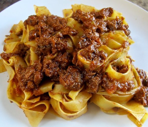 Ragu di Cinghiale wildzwijn, wildfond, wortel, ui, rode wijn, tomatenpuree van de vele smaken van Italian Residence vakantiehuizen agriturismo italie