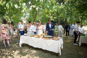 Trouwen in Italië lunch buffet in de tuin. Laat je bruiloft in Italië organiseren door Italian Residence