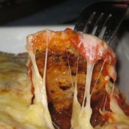 Italiaanse recepten gepaneerde schnitzel in tomatensaus van Italian Residence