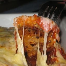 Italiaanse recepten gepaneerde schnitzel in tomatensaus van Italian Residence