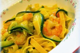 Maak dit heerlijke authentieke Italiaanse recept van Italian Residence: pasta met saffraan saus en tijger garnalen