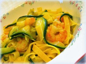 Maak dit heerlijke authentieke Italiaanse recept van Italian Residence: pasta met saffraan saus en tijger garnalen