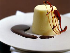 Feeselijk Italiaans dessert dolci kerstmenu witte chocoladepudding met toffeesaus van de vele smaken van Italian Residence