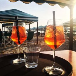 Geniet van een aperol aan de italiaanse kust. Tips van Italian Residence
