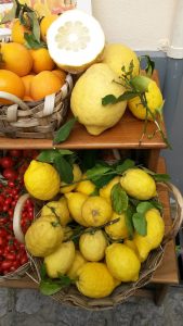 Citroenen van de Amalfikust heerlijk voor Limoncello. Bekijk de vakantiehuizen van Italian Residence