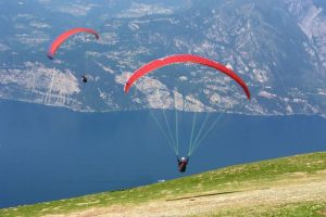 Kite surfen aan het gardameer